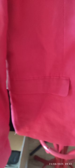 Americana color fucsia de H&M.
