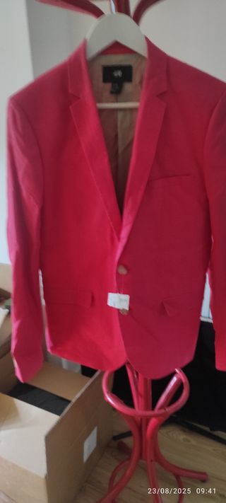 Americana color fucsia de H&M.