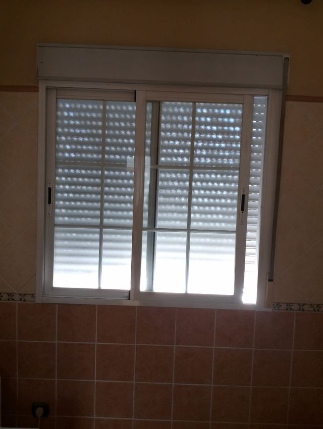 Ventana corredera con persiana