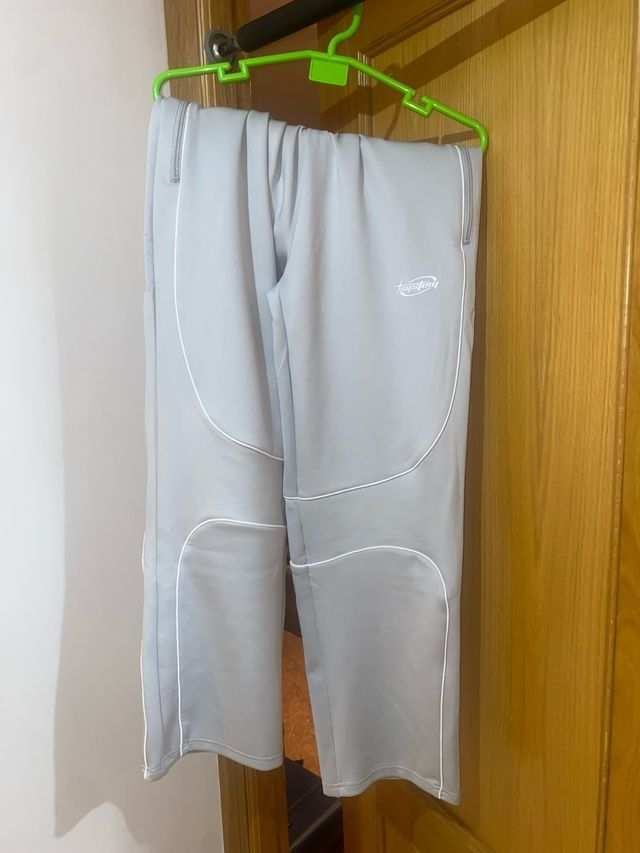 Chandal gris deportivo