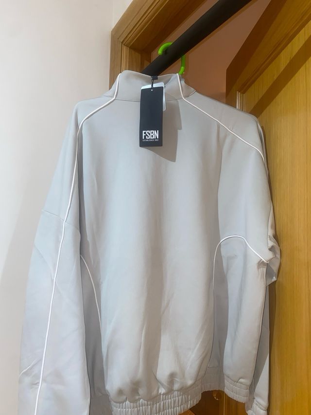 Chandal gris deportivo