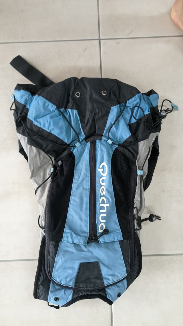 Mochila Quechua trekking azul-negra