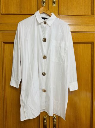 Camisa blanca botones dorados
