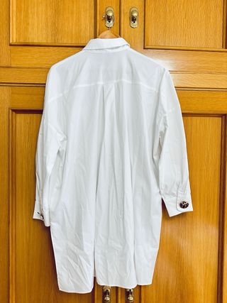 Camisa blanca botones dorados