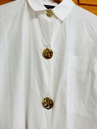 Camisa blanca botones dorados