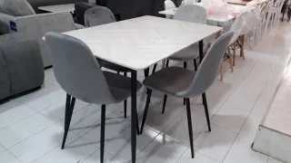 MESA EXTENSIBLE + 4 SILLAS 