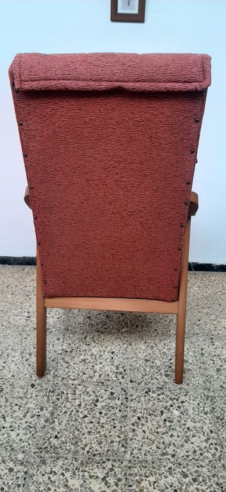 Sillón rojo de madera