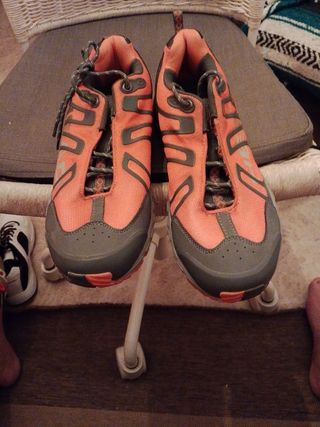 Zapatillas deportivas rojas y grises