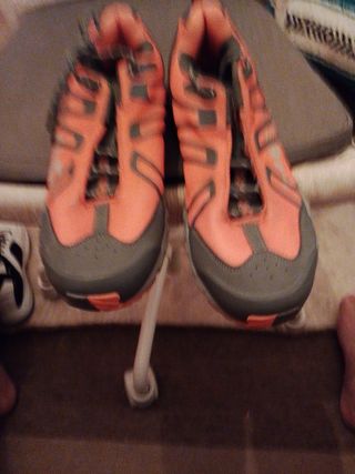 Zapatillas deportivas rojas y grises