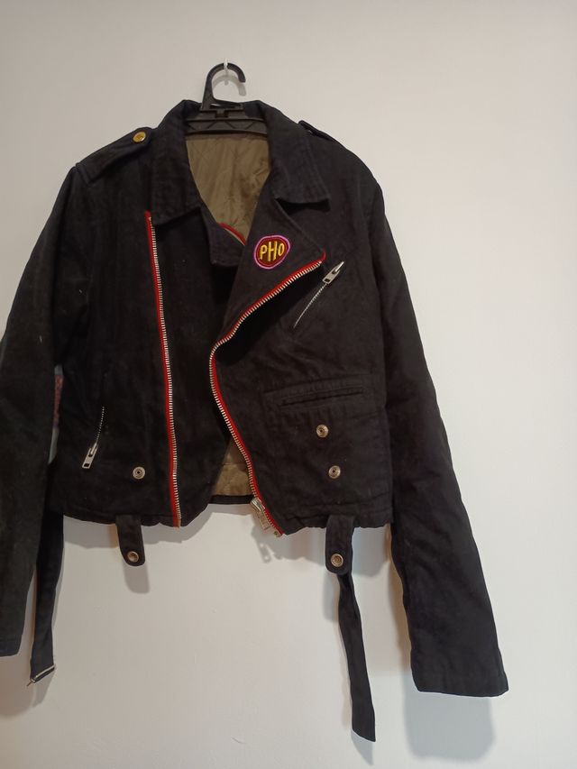 Cazadora negra estilo motero