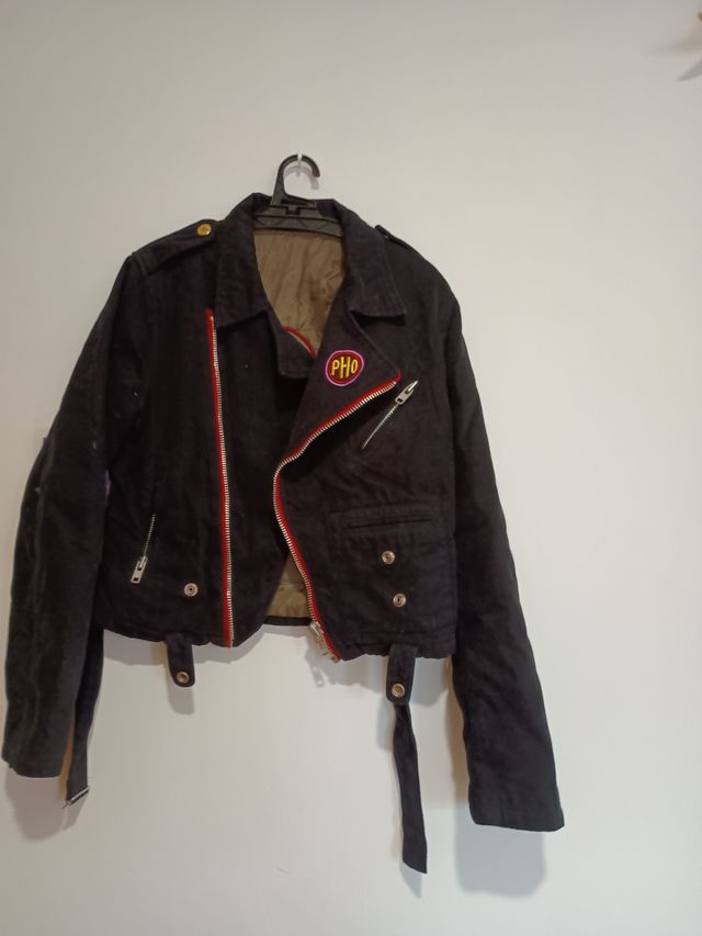 Cazadora negra estilo motero