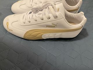 Zapatillas Puma blancas y doradas