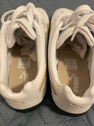 Zapatillas Puma blancas y doradas