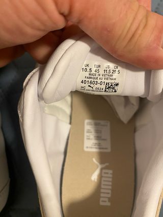 Zapatillas Puma blancas y doradas