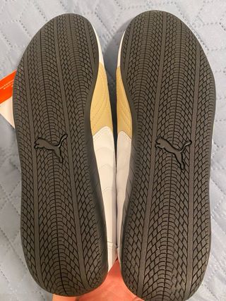 Zapatillas Puma blancas y doradas