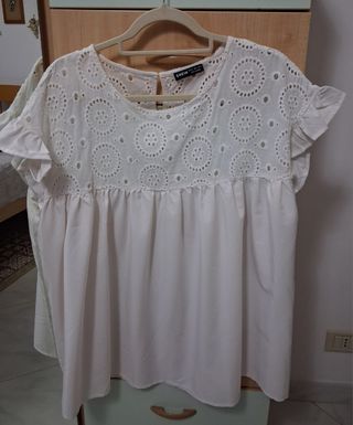 T-shirt bianca con ricami