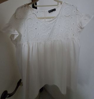 T-shirt bianca con ricami