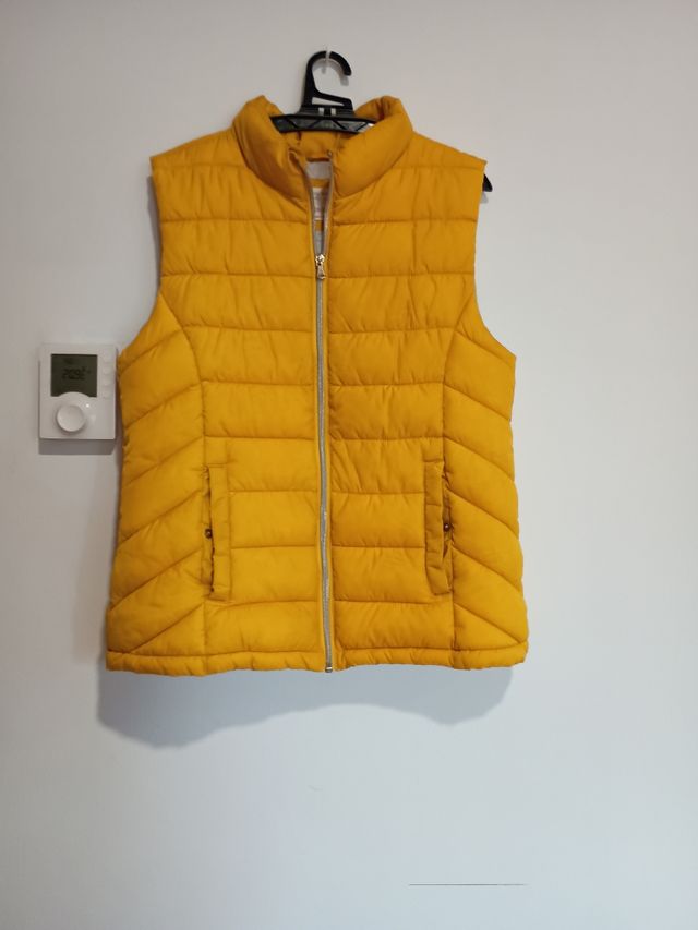 chaleco acolchado amarillo