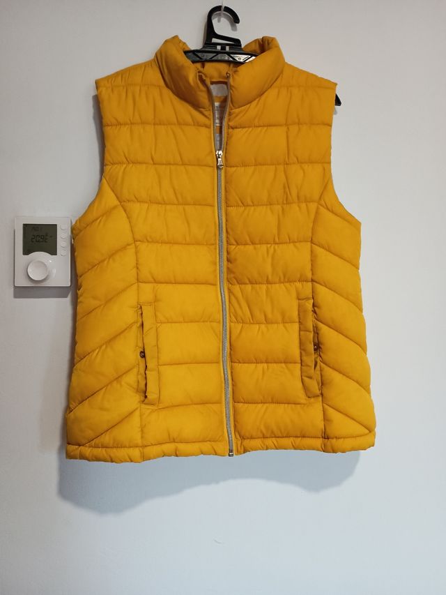 chaleco acolchado amarillo