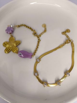 Pulseras doradas y moradas