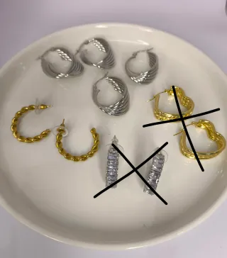 Aros dorados y plateados