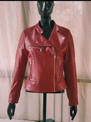 Cazadora tipo biker roja cuero sintético 
