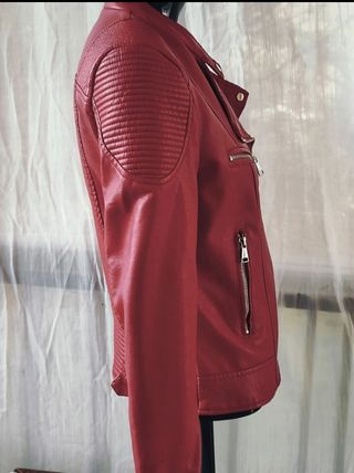 Cazadora tipo biker roja cuero sintético 