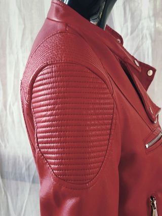 Cazadora tipo biker roja cuero sintético 