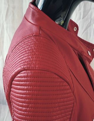 Cazadora tipo biker roja cuero sintético 