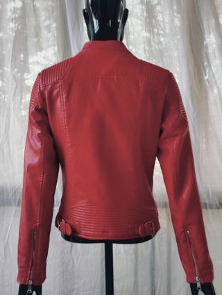 Cazadora tipo biker roja cuero sintético 