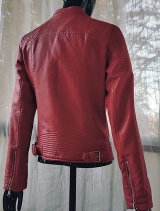 Cazadora tipo biker roja cuero sintético 