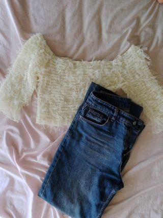 Blusa blanca off shoulder con textura de flecos