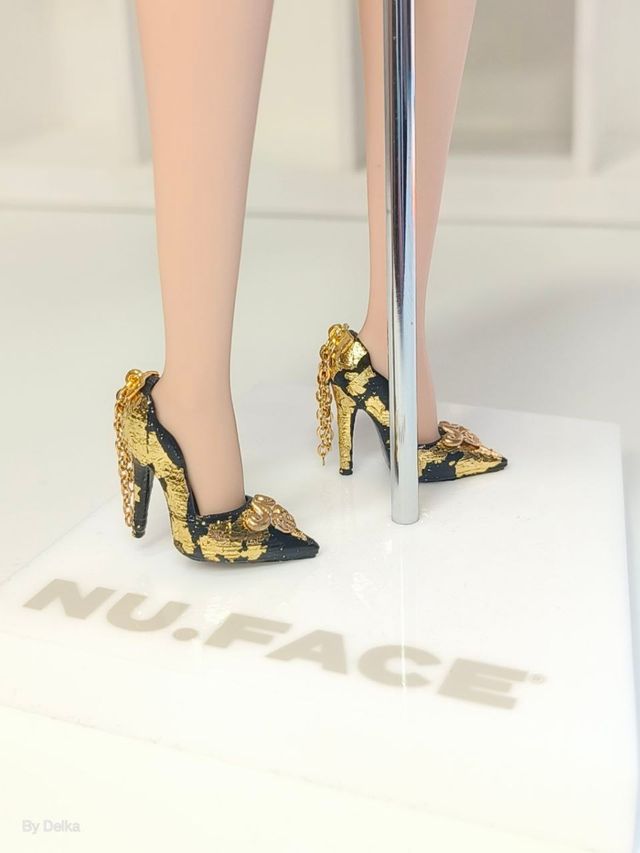 Stilettos dorados y negros Fashion Royalty 