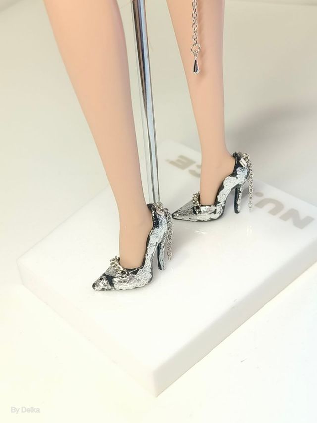 Stilettos negros y plateados Fashion Royalty 