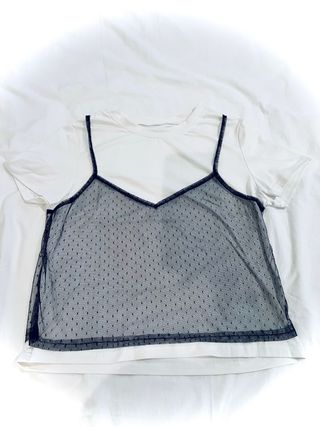 Camiseta blanca y negra superpuesta