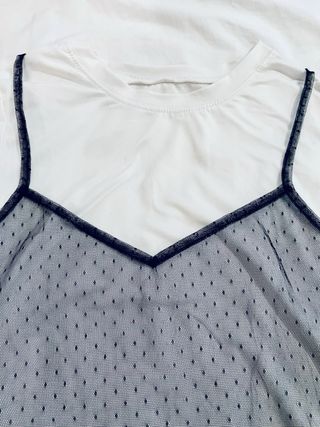 Camiseta blanca y negra superpuesta