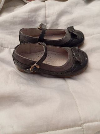Zapatos charol grises de niña número 28