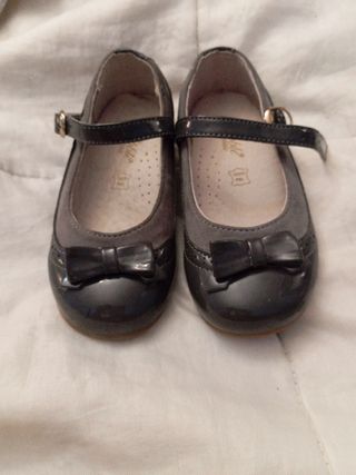 Zapatos charol grises de niña número 28