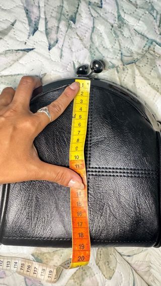 Bolso negro con cadena 