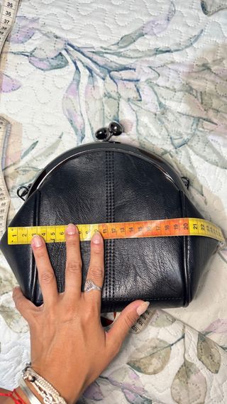 Bolso negro con cadena 