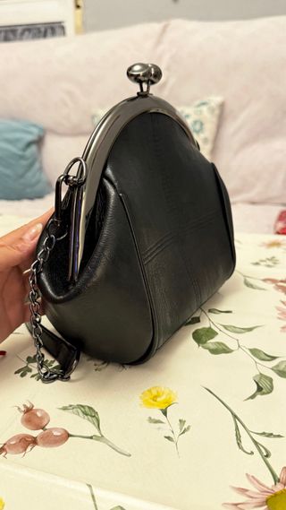 Bolso negro con cadena 