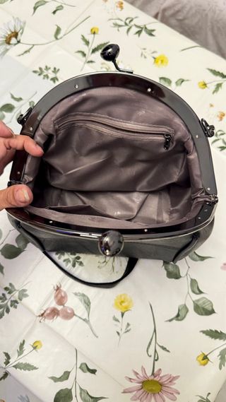 Bolso negro con cadena 