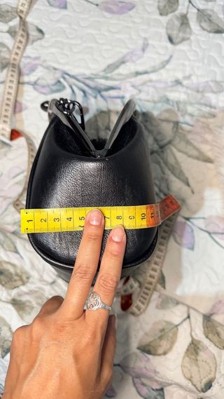 Bolso negro con cadena 