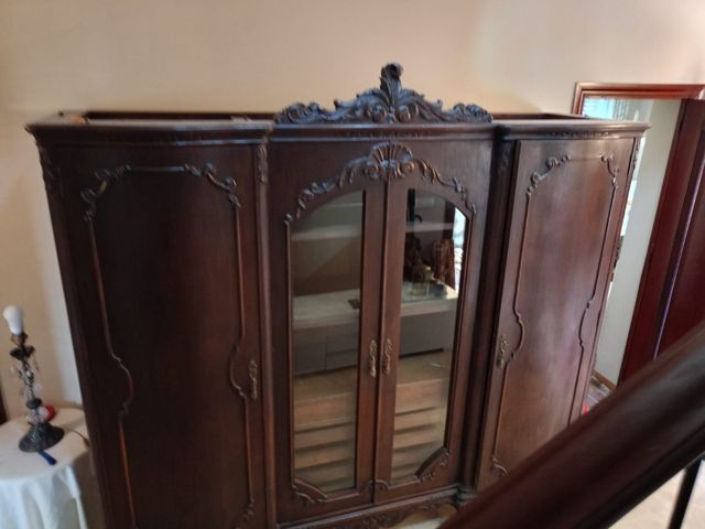 Ropero antiguo de madera