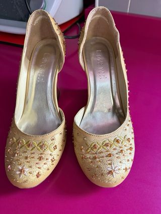 Zapatos cuña dorados beige