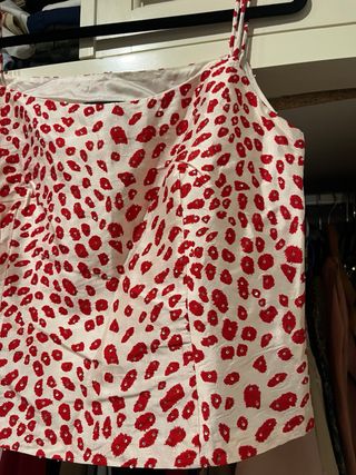 Top rojo y blanco con estampado