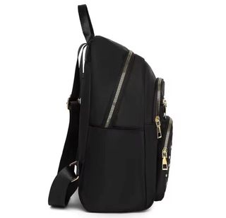 Mochila negra con detalles dorados