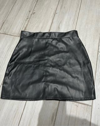 Falda negra cuero talla S