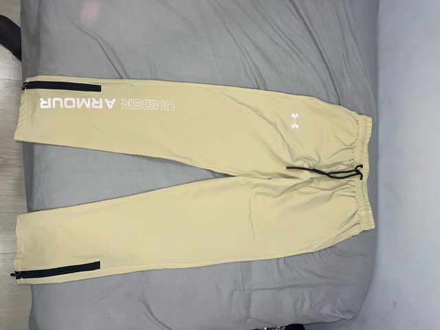Pantalones Under Armour Beige