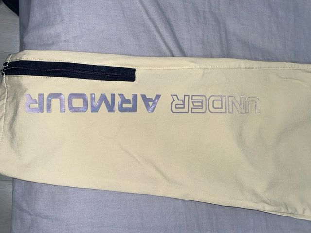 Pantalones Under Armour Beige